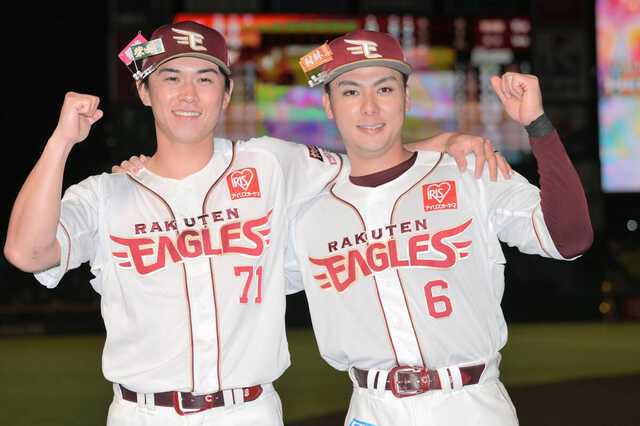 サヨナラ打の村林一輝（右）と７回に好救援した柴田大地がポーズをとる（カメラ・今西　淳）
