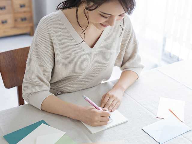 年末が近づくと、新しい目標を立てたくなります。もし「来年こそは100万円貯金を成功させる」と決意された方は、まずは身近なゆうちょ銀行の「自動積立定期貯金」から始めてみませんか。今回は、100万円貯金を成功させるための、シンプルで確実なステップをご紹介します。※サムネイル画像：PIXTA