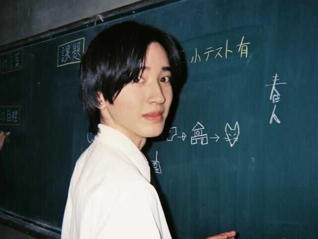 なにわ男子の道枝駿佑さんは3月19日、自身のInstagramを更新。20日公開の主演映画『君が最後に遺した歌』のオフショットで制服姿を披露し、反響を呼んでいます。(サムネイル画像出典:道枝駿佑さん公式Instagramより)