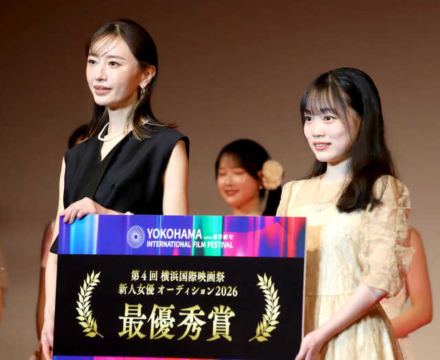 横浜国際映画祭の新人女優オーディションで最優秀賞を受賞した酒井希愛さん（右）と、特別審査員を務めた松本まりか