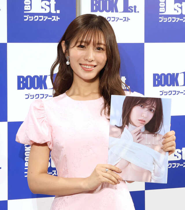 初写真集「Lily」をアピールする白戸ゆめの