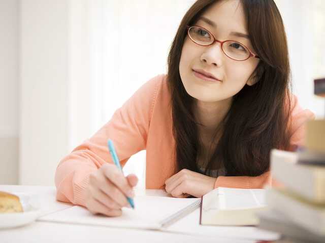 原油価格が上昇する影響は、エネルギーだけでなく、日用品やサービスなど、私たちの生活のさまざまな場面に関わっています。今回は、原油価格が上がるとどのようなものが値上がりするのかを整理し、家計への影響を見ていきましょう。※サムネイル画像:amanaimages