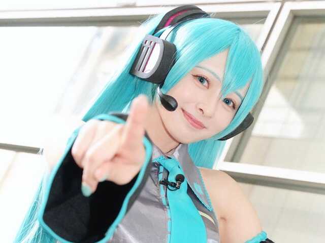 日本テレビの河出奈都美アナウンサーは5月1日、自身のXを更新。初音ミクのコスプレ姿を披露し、反響を呼んでいます。（サムネイル画像出典：河出奈都美アナウンサー公式Xより）