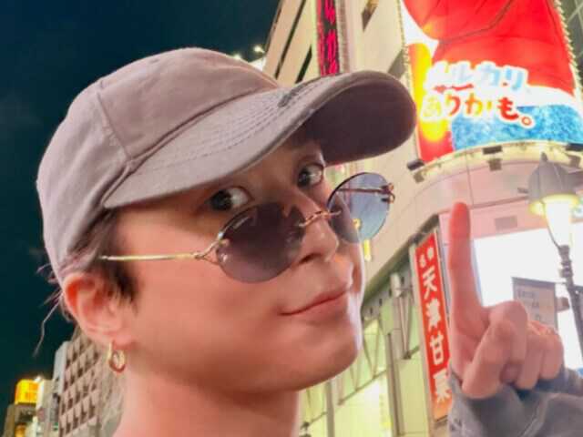 Snow Manの佐久間大介さんは5月24日、自身のInstagramを更新。東京・渋谷でのオフショットを披露し、反響を呼んでいます。(サムネイル画像出典:佐久間大介さん公式Instagramより)