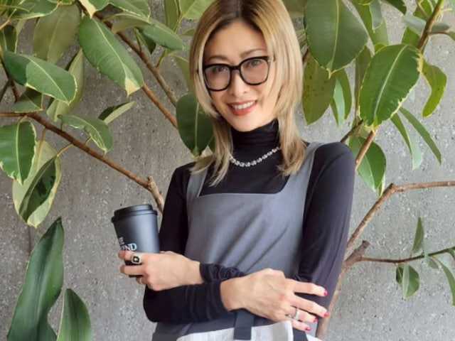 モデルで俳優の山田優さんは3月29日、自身のInstagramを更新。ホテルでのスタイリッシュなコーデショットを公開し、美脚が話題を集めています。（サムネイル画像出典：山田優さん公式Instagramより）