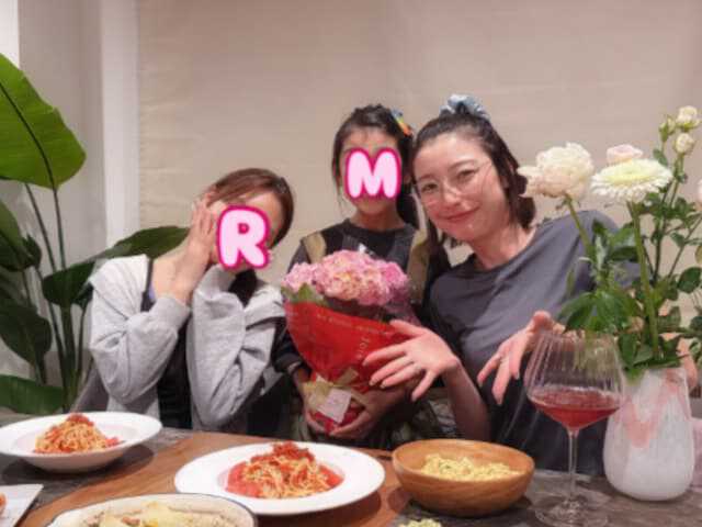 元タレントでYouTuberとして活動する木下優樹菜さんは5月10日、自身のInstagramを更新。娘たちからのプレゼントや手料理を公開し、反響を呼んでいます。(サムネイル画像出典:木下優樹菜さん公式Instagramより)
