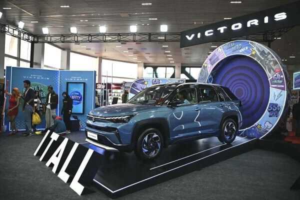 2025年12月21日、インド・ベンガルールで開催された『ベンガルール・コミコン2025』にて展示された、マルチ・スズキのモデル『ビクトリス（Victoris）』（画像：AFP＝時事）