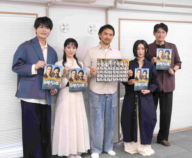 製作発表会に出席した（左から）佐藤弘樹、棚橋幸代、田村幸士、酒井法子、賀集利樹