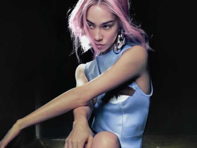 モデルの水原希子さんは4月20日、自身のInstagramを更新。ピンクヘアの個性的なアートフォトを公開し、圧倒的なビジュアルが話題を集めています。（サムネイル画像出典：水原希子さん公式Instagramより）