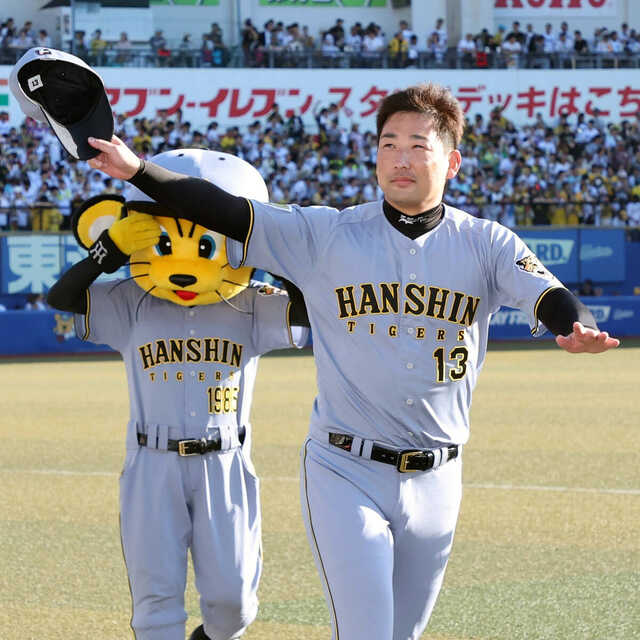 8回のピンチを締め、お立ち台に呼ばれた岩崎優 (カメラ・越川 亙)