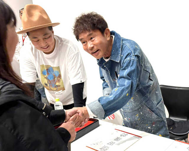 個展会場で開催したイベントでファンと交流する浜田雅功（右）