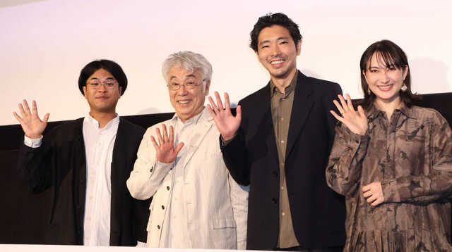 映画「メモリィズ」公開記念舞台あいさつに登壇した（左から）坂西未郁監督、イッセー尾形、柄本佑、香椎由宇
