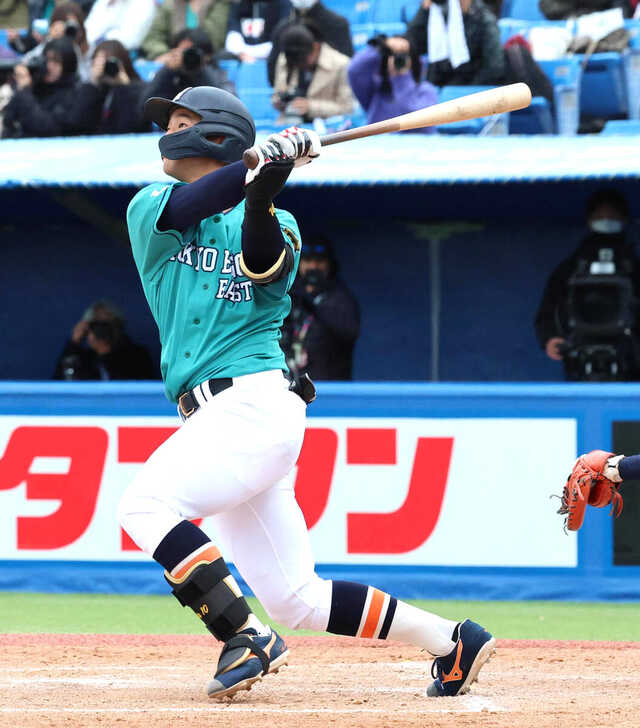 ５回１死一塁、左越えに２ラン本塁打を放った法大・松下歩叶　（カメラ・越川　亙）