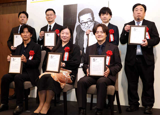 第４５回藤本真澄賞の授賞式に出席した（前列左から）増本淳氏、村田千恵子氏、松橋真三氏、（後列左から）唯野友歩氏、岡田翔太氏、山田兼司氏、伊藤太一氏