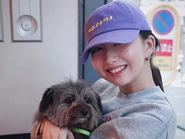 モデルやフルート奏者として活動するCocomiさんは4月29日、自身のInstagramを更新。愛犬とカフェでくつろぐお散歩ショットを披露し、反響を呼んでいます。（サムネイル画像出典：Cocomiさん公式Instagramより）