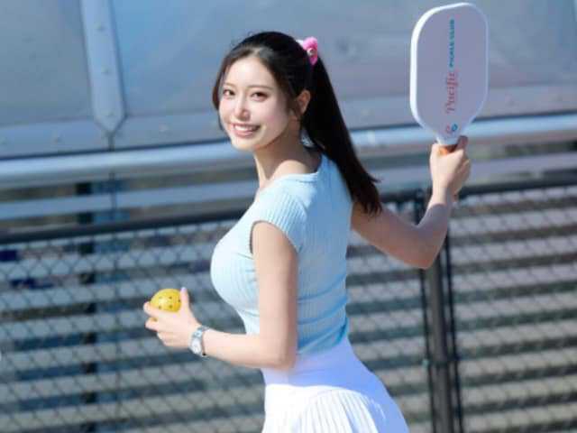 インフルエンサー、モデルとして活動中の阿部なつきさんは3月16日、自身のInstagramを更新。美しい脚が見えた姿を披露しました。（サムネイル画像出典：阿部なつきさん公式Instagramより）