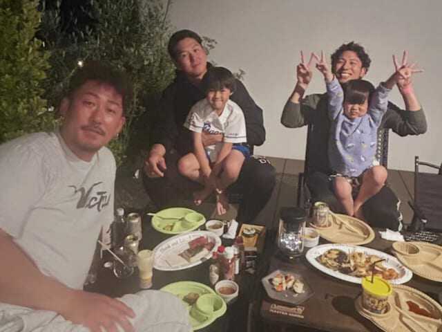元プロ野球選手の中田翔さんは5月2日、自身のInstagramを更新。ソフトバンクの秋広優人選手や息子たちとのバーベキューの様子を披露し、反響を呼んでいます。（サムネイル画像出典：中田翔さん公式Instagramより）