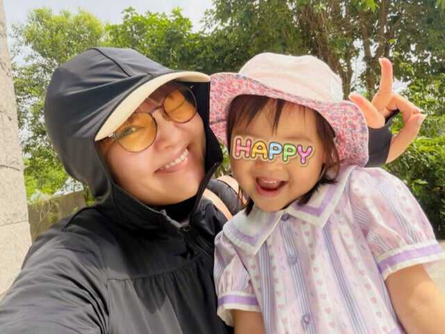 タレントの柳原可奈子さんは6月14日、自身のInstagramを更新。次女と2人で市民プールで過ごした親子時間を披露し、反響を呼んでいます。(サムネイル画像出典:柳原可奈子さん公式Instagramより)