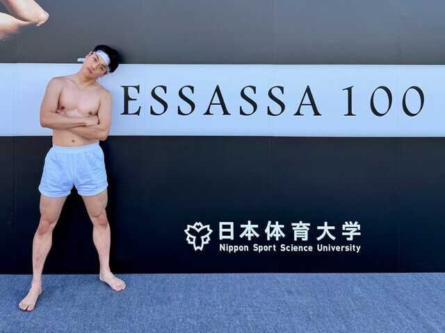 お笑いタレントのおばたのお兄さんさんは5月2日、自身のXを更新。100周年にしてギネス記録認定の“エッサッサ”姿を披露し、反響を呼んでいます。（サムネイル画像出典：おばたのお兄さんさん公式Xより）