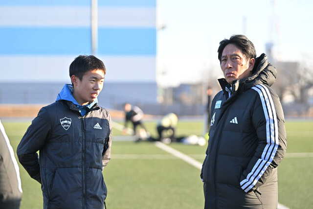 原晋監督（右）に挨拶する青学大・荒巻朋熙（カメラ・古川  剛伊）