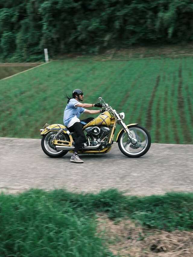 長瀬智也 】 バイクで自然の中を疾走 「1990s chopper.」 - UQライフ