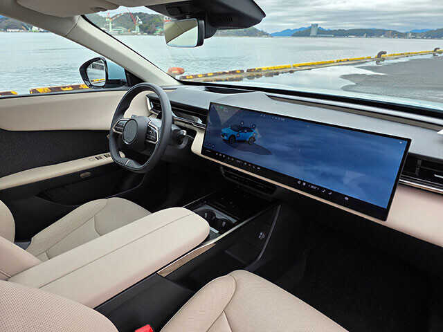 コックピットには26.45インチのスクリーンと、世界初の100インチ裸眼3DのHUDを備え、近未来感ギンギン