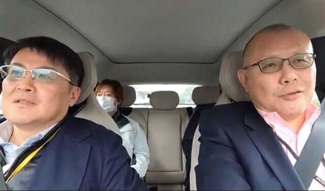 EZ-60の開発主査、マツダの小澤裕史氏(右)の運転に同乗し、特濃取材を敢行する山本氏(左)