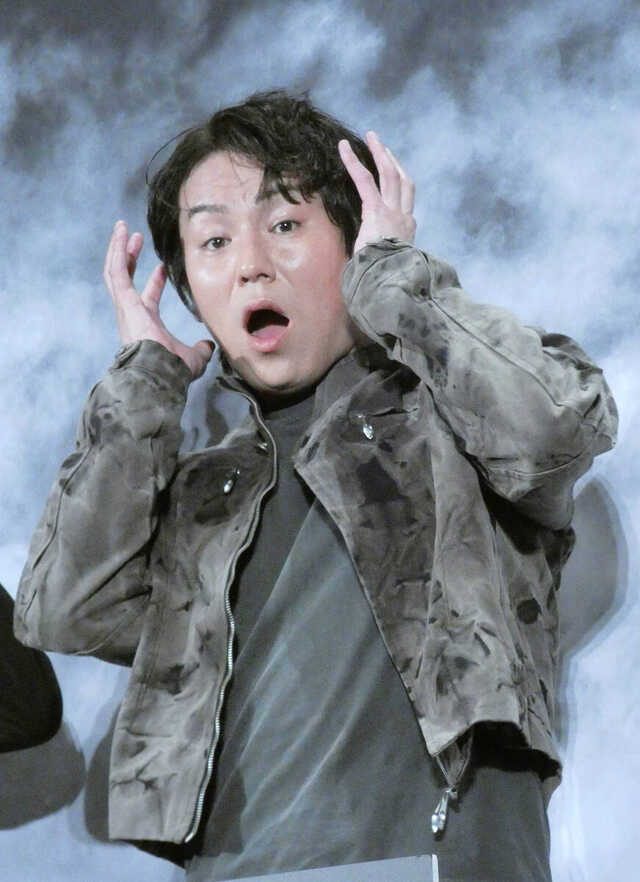 映画のイベントを行った狩野英孝 ホラー作品にちなみ、こわそうなポーズを披露
