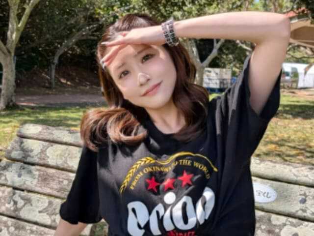 FRUITS ZIPPERの櫻井優衣さんは3月23日、自身のXを更新。ウエストが見えた姿を披露しました。（サムネイル画像出典：櫻井優衣さん公式Xより）