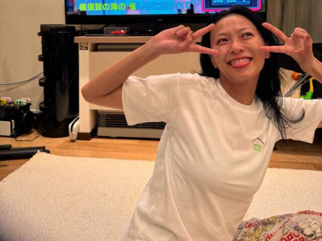 俳優の賀来賢人さんは6月2日、自身のXを更新。妻で俳優の榮倉奈々さんが自宅で過ごす姿を公開しました。（サムネイル画像出典：賀来賢人さん公式Xより）