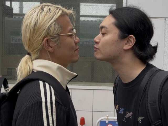 お笑いコンビ・ゼロカランのたいがさんは4月7日、自身のXを更新。お笑いタレントのZAZYさんとキスをする様子を公開しました。(サムネイル画像出典:たいがさん公式Xより)