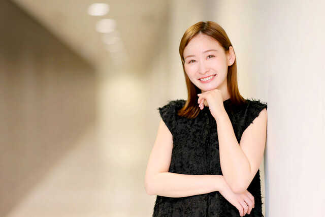 聞く側から話す側に回ってみると「意外と自分のことを知らなかった」と語る岩田絵里奈アナ。最近はノートに身辺雑記や自分の考えをメモするようになった（カメラ・小泉　洋樹）