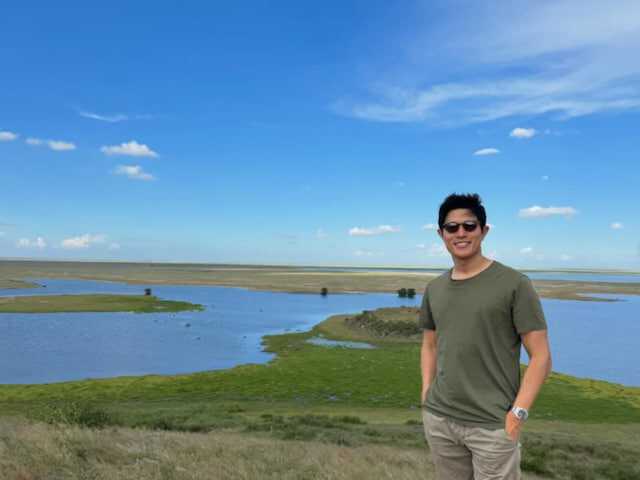 俳優の鈴木亮平さんは4月12日、自身のInstagramを更新。海外ショットを公開しました。（サムネイル画像出典：鈴木亮平さん公式Instagramより）