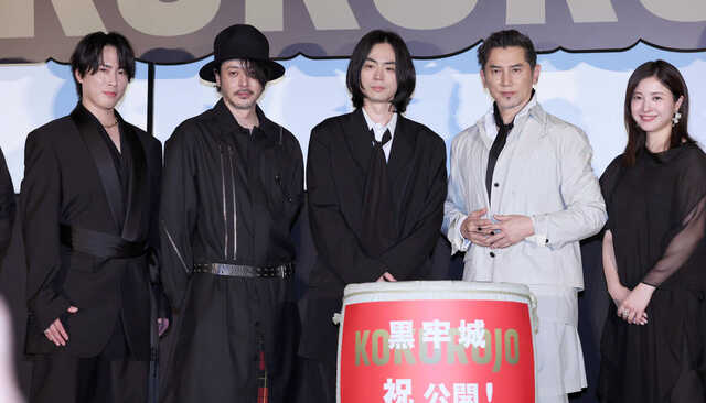 フォトセッションに臨む(左から)Snow Man・宮舘涼太、オダギリジョー、菅田将暉、本木雅弘、吉高由里子(カメラ・頓所 美代子)