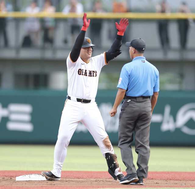 巨人岡本選手　実使用サイン入り Yahoo!オークション -「岡本和真直筆サイン」の落札相場・落札価格