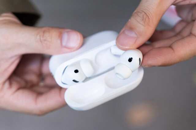 20260305GalaxyBuds4Pro_vs_AirPodsPro3_features