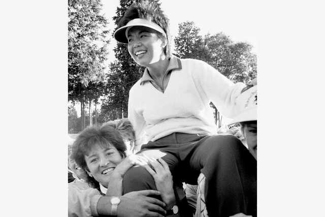 米ツアーの選手仲間に担がれ、賞金女王獲得を称えられる岡本綾子 写真提供:東京スポーツ新聞社