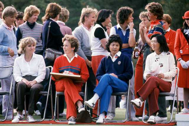 1984年「マツダジャパンクラシック」最終日の表彰式。前列右端が優勝した吉川なよ子、右から2人目が2位に終わった岡本。ナイスボギー事件のショックから立ち直れていない様子だった 写真提供:東京スポーツ新聞社