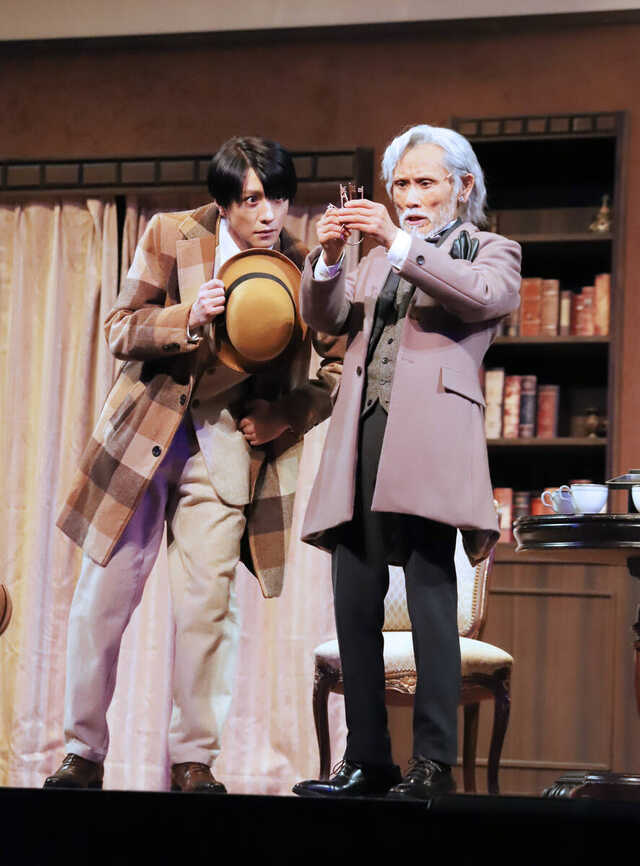 舞台「ブラックコーヒー」のゲネプロを行った片岡鶴太郎（右）、鈴木拡樹