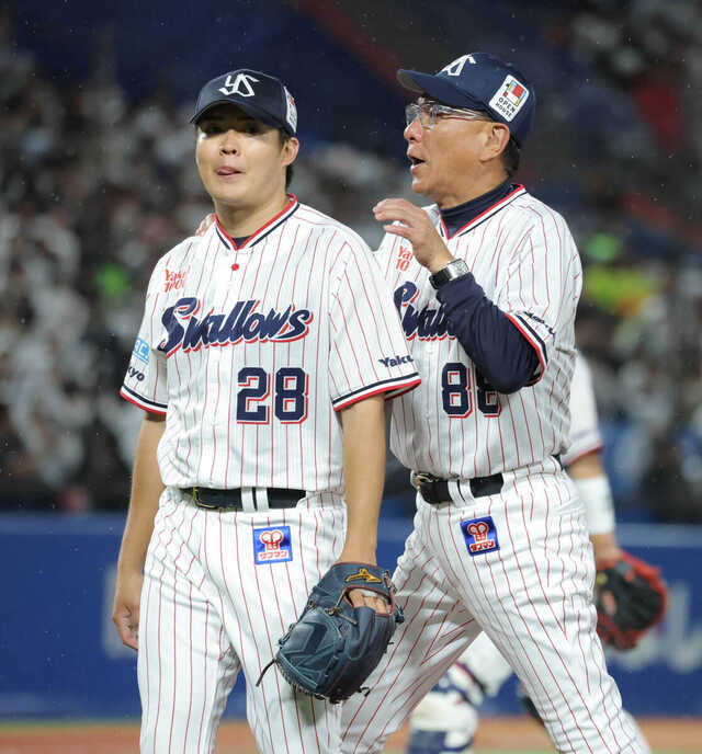 5回途中、松本健吾の交代を告げた池山隆寛監督(カメラ・清水 武)