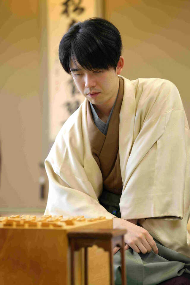 自身初となる青森での対局に臨んだ藤井聡太名人（日本将棋連盟提供）