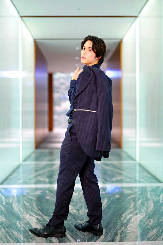 ジャケットを肩に掛け、クールな表情でポーズを決める細田佳央太（カメラ・小泉　洋樹）