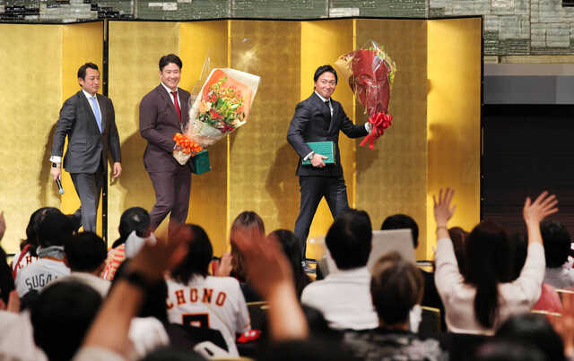 トークショーをした菅野智之と長野久義氏（右）（カメラ・今成　良輔）