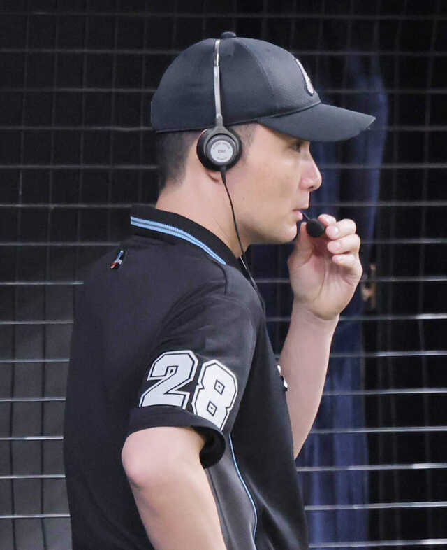 中日側のリクエストを受けてリプレーセンターとやりとりする牧田匡平塁審(カメラ・朝田 秀司)