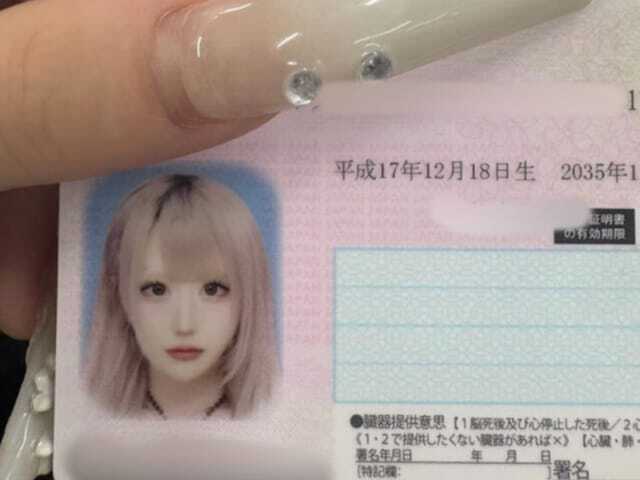 9人組アイドルグループ・PSYCHOデリックの冥土りむさんは6月18日、自身のXを更新。過去と現在の証明写真を比較したショットを披露し、反響を呼んでいます。(サムネイル画像出典:冥土りむさん公式Xより)