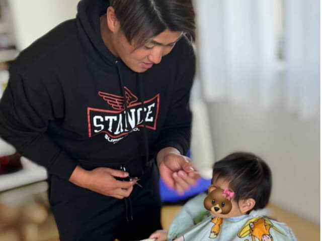 千葉ロッテマリーンズ所属の山口航輝選手は3月16日、自身のInstagramを更新。娘の髪の毛を初めて切ったことを報告し、反響を呼んでいます。（サムネイル画像出典：山口航輝選手公式Instagramより）