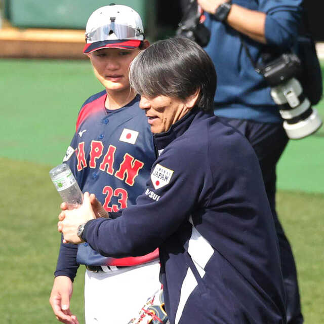 松井秀喜氏、侍連覇へ最後の“ゴジラ教室” ペットボトル使い打撃指導