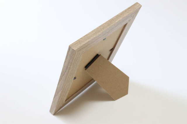 ダイソー フレームミラー ダブル枠 ダイソーのフレームミラー ダブル枠のスタンドを縦向きで使用した様子