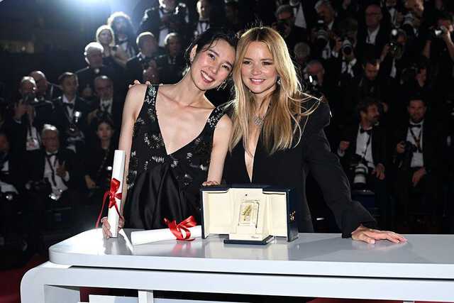 女優賞をダブル主演した岡本多緒（左）とヴィルジニー・エフィラ（Ｃ）Ａｎｄｒｅａｓ　Ｒｅｎｔｚ　Ｇｅｔｔｙ　Ｉｍａｇｅｓ　Ｅｎｔｅｒｔａｉｎｍｅｎｔ