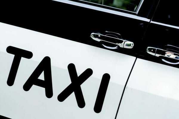 タクシー(画像:写真AC)